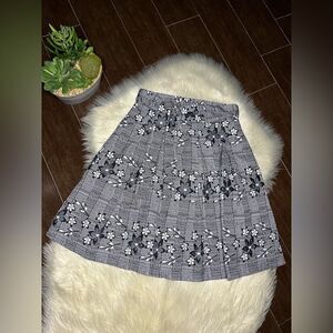 Tristan Black and White floral printed skirt sz 6